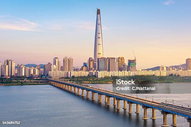 Photo libre de droit de Métro De Séoul Et Skyline De La Ville De Séoul Corée Du Sud banque d'images et plus d'images libres de droit de Séoul