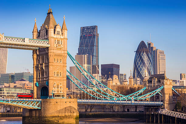 ロンドン、イングランド - 朝日光の中の象徴的なタワーブリッジ - london england sunlight morning tower bridge ストックフォトと画像