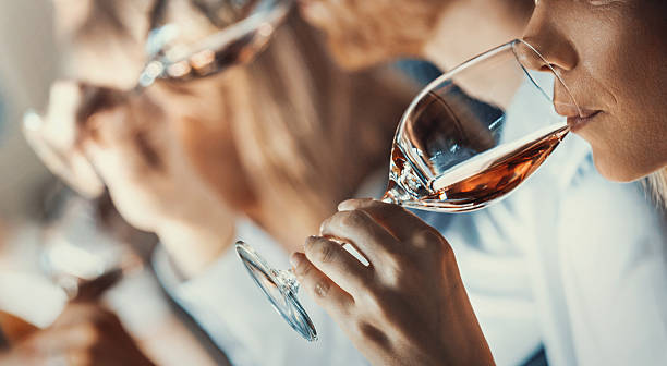 catavinos evento. - wine tasting fotografías e imágenes de stock