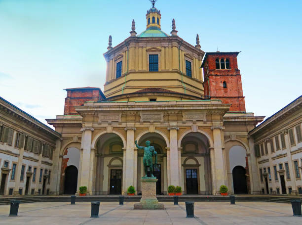 basilique san lorenzo, milan, italie - carole lombard photos et images de collection