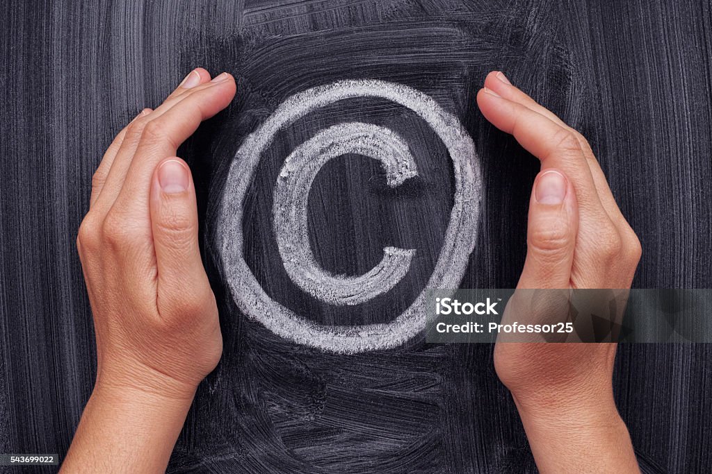 Mains protégeant le symbole du droit d’auteur - Photo de Propriété intellectuelle libre de droits