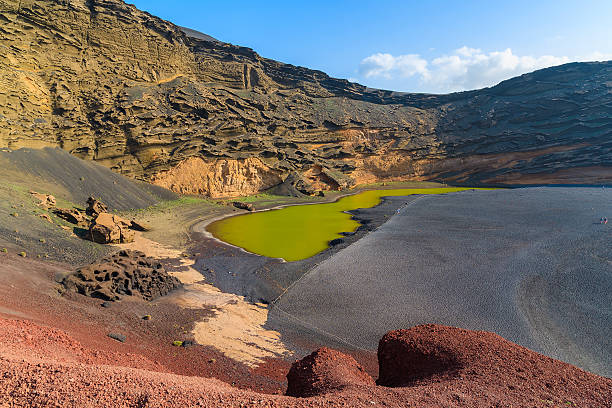 ヴェルデ湖の緑の水 - lanzarote canary islands volcano green ストックフォトと画像