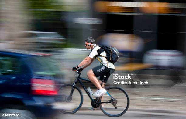 Urban Ciclista Foto de stock y más banco de imágenes de Andar en bicicleta - Andar en bicicleta, Auriculares - Equipo de música, Bicicleta