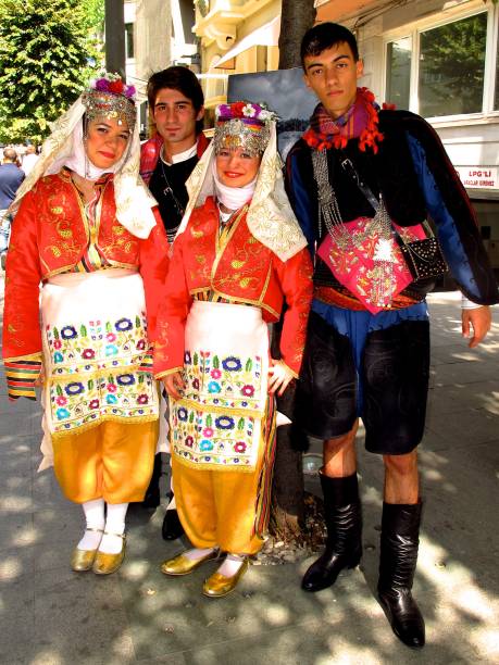 Estambul Turquía Jóvenes En Vestido Tradicional Turca Foto de stock y más  banco de imágenes de Adolescente - iStock