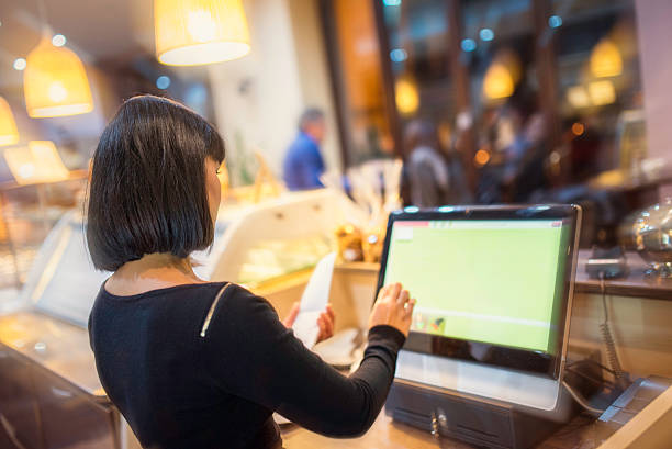 웨이트리스 사용하여 터치스크린 컴퓨터 유클리드��의 바 볼카운터 - cash register restaurant bar counter paying 뉴스 사진 이미지