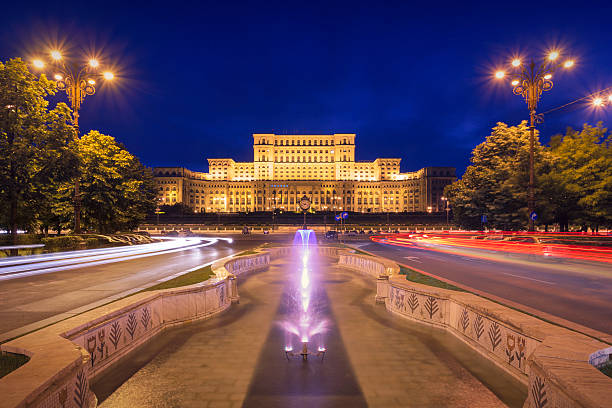 palacio del parlamento por la noche - romania fotografías e imágenes de stock