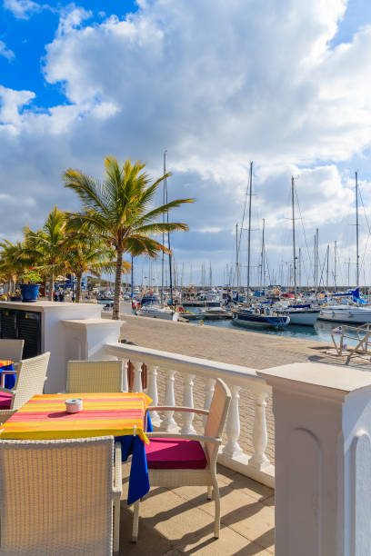 mesa com cadeiras no restaurante em porto marina calero - dining nautical vessel recreational boat europe imagens e fotografias de stock