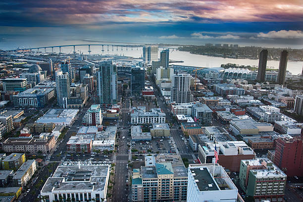 嵐の後の夕暮れ時の空中ダウンタウンサンディエゴ - coronado bay bridge san diego california skyline california ストックフォトと画像