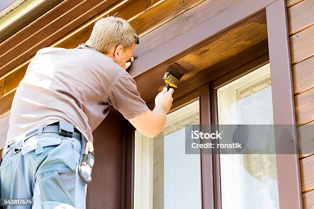 Mann Mit Pinsel Malerei Holz Haus Außen Stockfoto und mehr Bilder von Malen - Malen, Im Freien, Wohnhaus