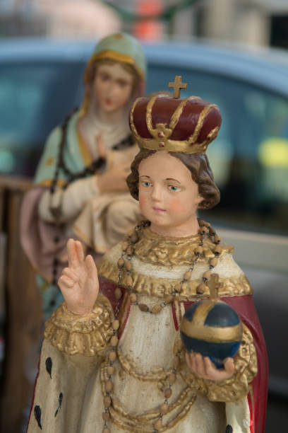 istock Vintage king or saints on car boot sale 543817774
