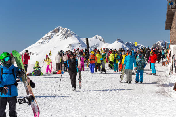 narciarzy ośrodku. kurort narciarski z rosa khutor. soczi. rosja - snowbord zdjęcia i obrazy z banku zdjęć