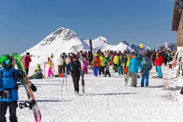 esquiadores e snowboarders. estância de esqui de rosa khutor. sochi. rússia - snowbord imagens e fotografias de stock