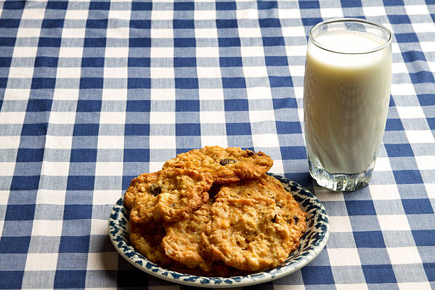 biscotti con scaglie di cioccolato biscotti e latte su vichy blu - biscotti cookie morning temptation foto e immagini stock