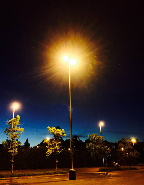 parque de estacionamento à noite - street light parking lot night lot imagens e fotografias de stock