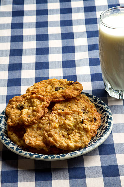 biscotti con scaglie di cioccolato biscotti e latte su vichy blu - biscotti cookie morning temptation foto e immagini stock