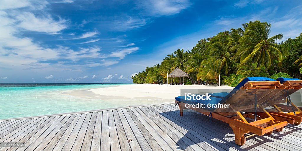 sedie a sdraio su molo - Foto stock royalty-free di Spiaggia