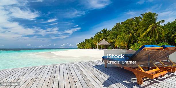 Sedie A Sdraio Su Molo - Fotografie stock e altre immagini di Spiaggia - Spiaggia, Albergo, Isole Maldive