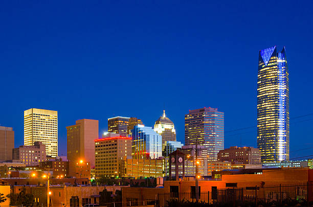 la ville d&#39;oklahoma ligne d'horizon de la tour au crépuscule à devon - oklahoma oklahoma city city skyline photos et images de collection