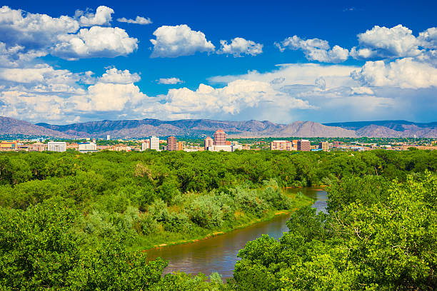 albuquerque ligne d'horizon avec vue sur le fleuve et les montagnes - albuquerque new mexico skyline southwest usa photos et images de collection