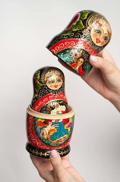 poupée russe - russian nesting doll multiplication russian culture doll photos et images de collection