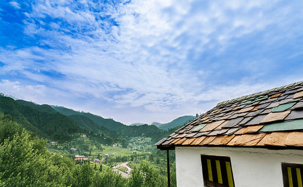 ヤンジェリ渓谷と多色屋根の小屋の牧歌的な風景 - mountain himalayas india cabin ストックフォトと画像