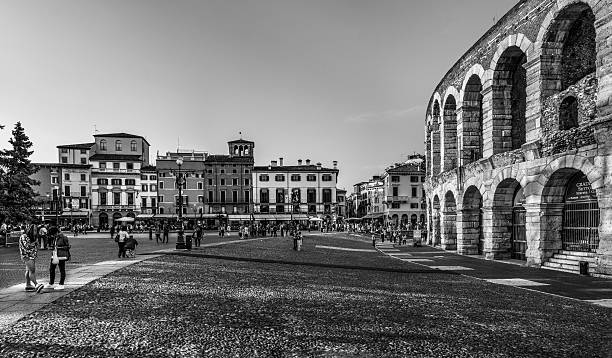 arena de verona al anochecer - rome cafe art italy fotografías e imágenes de stock