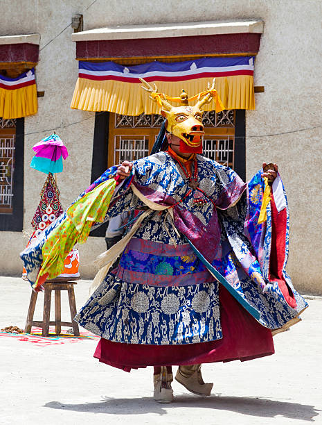 챔 댄스 in 라마유루 곰파 높디높은 산맥, 라다크 (꽝닌 인도 - traditional festival ladakh ethnic music india 뉴스 사진 이미지