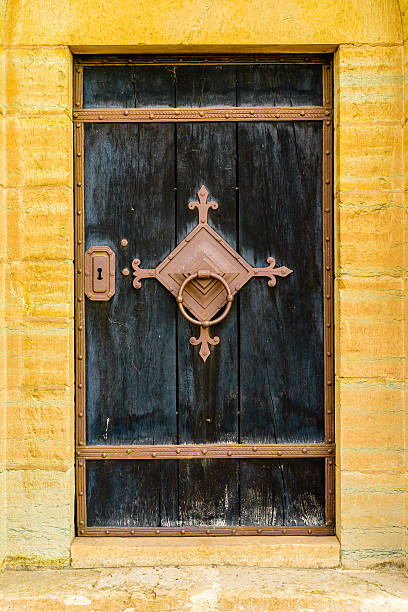 ancienne porte noire - gothic style castle church arch photos et images de collection