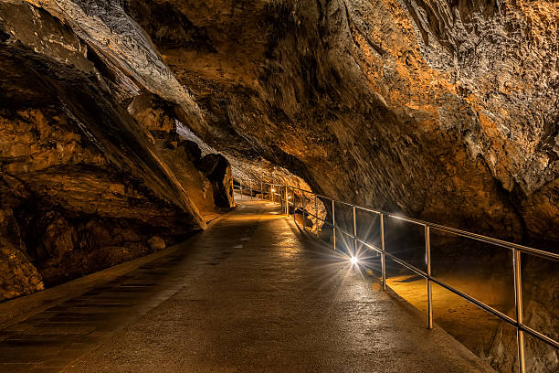 cueva de baradle en el parque nacional aggtelek en hungury - formación karst fotografías e imágenes de stock