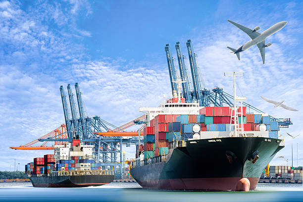buque de carga de contenedores y avión de carga para la exportación de importación logística - derrick crane fotos fotografías e imágenes de stock