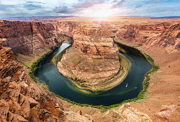 podkowa zakrętu, arizona, usa rzeki kolorado - arid climate travel destinations canyon dawn zdjęcia i obrazy z banku zdjęć
