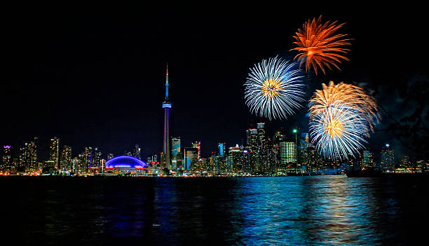 торонто харборфронт фейерверки - toronto skyline cn tower night стоковые фото и изображения