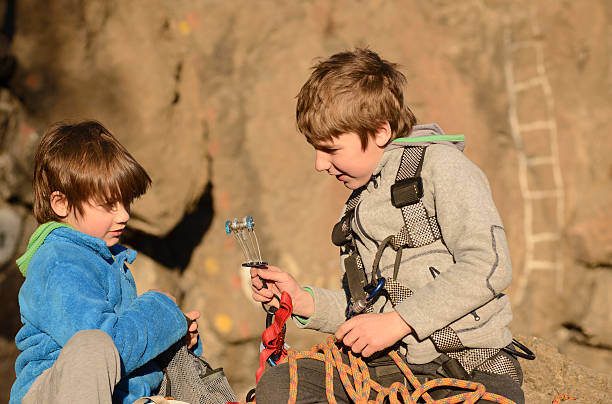 friends ready to rock climbing - rapell imagens e fotografias de stock