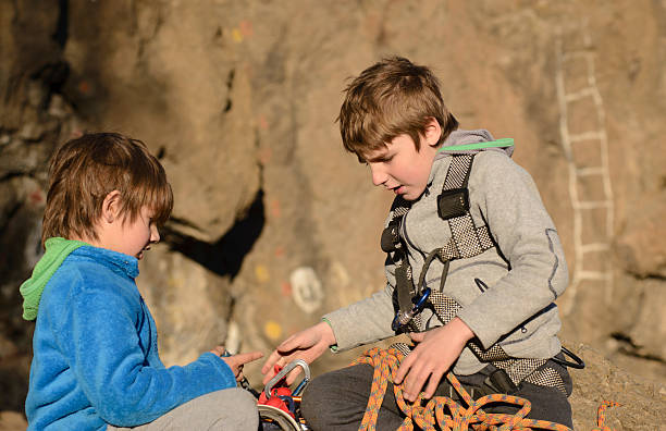 friends ready to rock climbing - rapell imagens e fotografias de stock