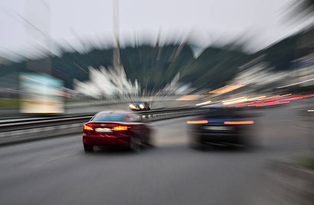 los coches de carreras de la calle de la ciudad de la tarde desenfocaron el movimiento - street racing fotografías e imágenes de stock