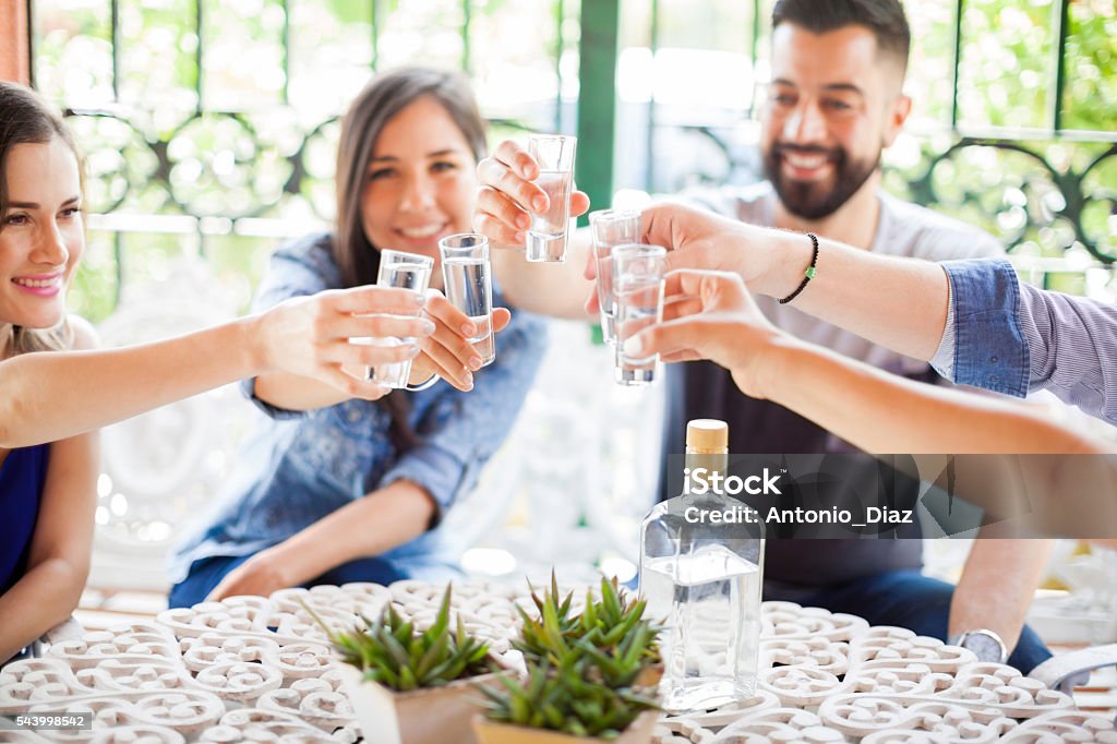 Groupe d’amis faisant un toast avec de la tequila - Photo de Tequila - Spiritueux libre de droits