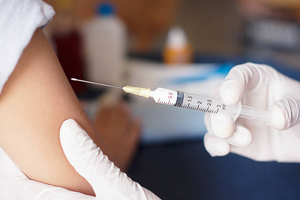 브라듐에 의사 주입 - injecting cold and flu flu virus vaccination 뉴스 사진 이미지