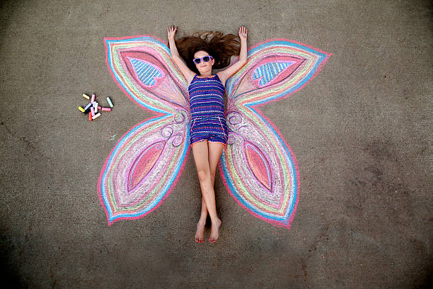 retrato de arte de tiza - little girls sidewalk child chalk fotografías e imágenes de stock