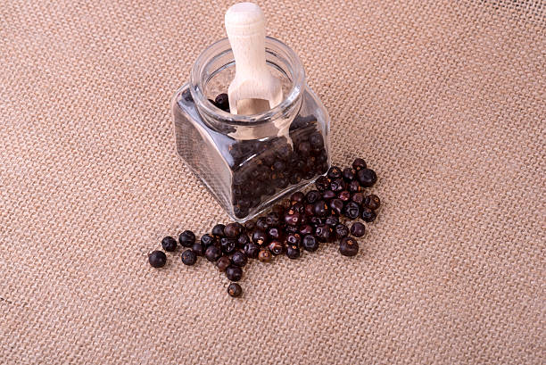 photo showing juniper in measuring containers with a wooden scoopphoto showing juniper in measuring containers with a wooden scoop