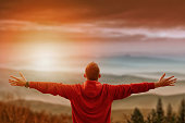 mann-mit-ausgebreiteten-armen-mit-blick-