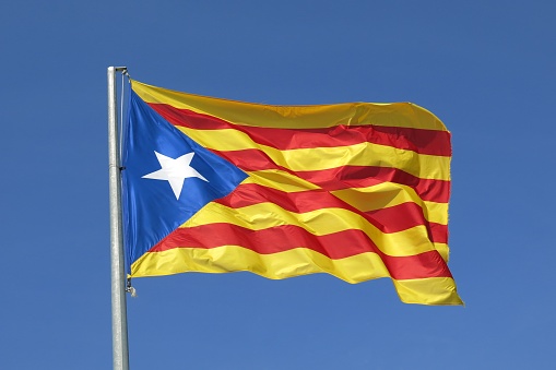 Bandera catalana la bandera separatista de la independencia ondea en el cielo azul photo