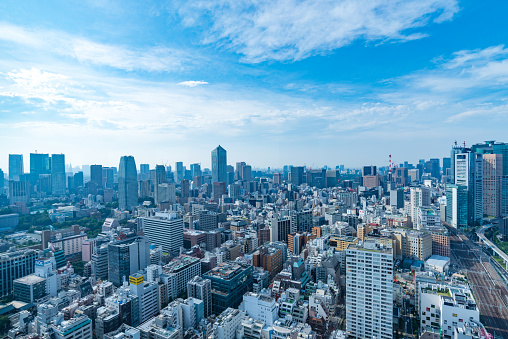 Paisajes urbanos de edificios de arquitectura en el horizonte de Tokio en Japón photo