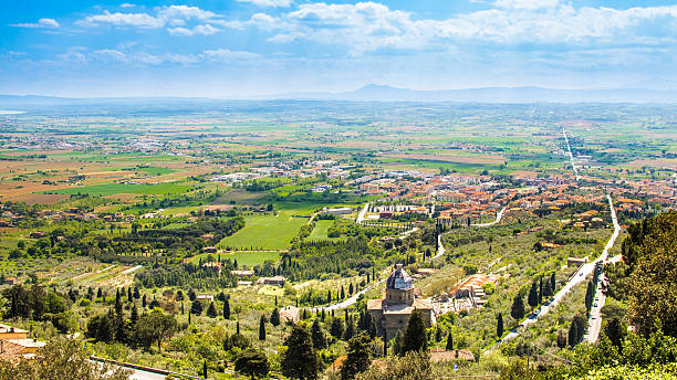 The Val di Chiana, an alluvial valley in Tuscany, Italy Panoramic view of the Val di Chiana, an alluvial valley of central Italy, in Tuscany cortona stock pictures, royalty-free photos & images