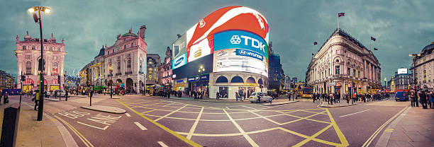 piccadilly circus neon signage, główna atrakcja londynu - trafalgar square zdjęcia i obrazy z banku zdjęć