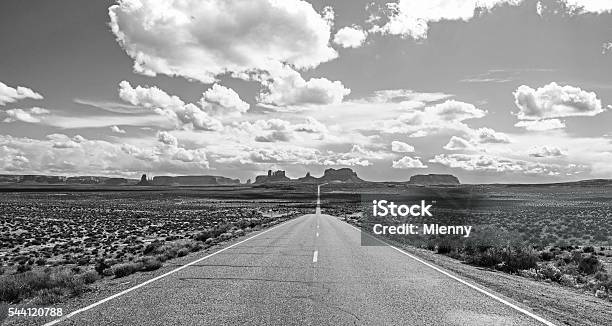 Forrest Gump Punkt Monument Valley Panorama Stockfoto und mehr Bilder von Schwarzweiß-Bild - Schwarzweiß-Bild, Lang, Straßenverkehr