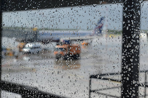 공항에서 장대비 - runway airport rain wet 뉴스 사진 이미지