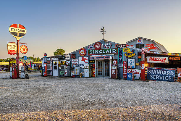 essence alley de bob, à proximité de la mythique route 66, dans le missouri - route 66 road number 66 highway photos et images de collection