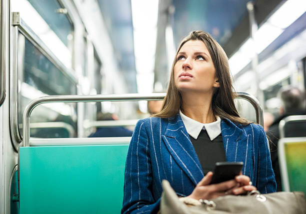 donna controlla la stazione della metropolitana nome prima di scendere - french metro foto e immagini stock