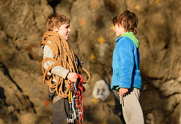 friends ready to rock climbing - rapell imagens e fotografias de stock