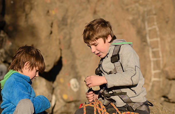 friends ready to rock climbing - rapell imagens e fotografias de stock